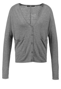 Grå cardigan med V-ringning, långa ärmar och två framfickor. Tillverkad av ett mjukt stickat material, med knäppning fram.