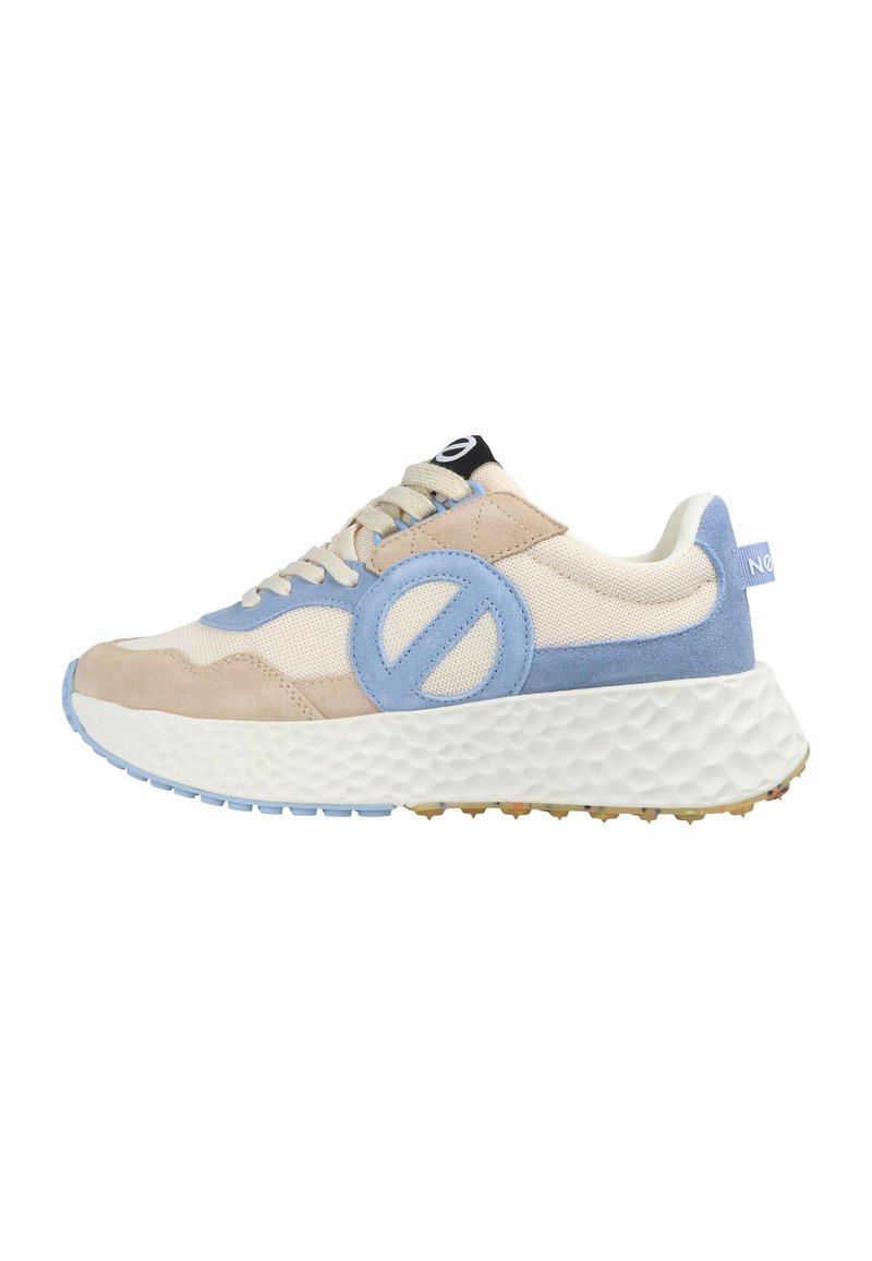 Sneaker mit einer Kombination aus beige Wildleder und hellblauen Akzenten, Obermaterial aus Mesh, klobiger weißer Sohle mit strukturiertem Design und kreisförmigem Logodetail.