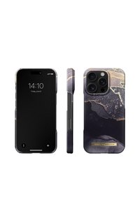 Mobildeksel med et glansfullt svart og lilla marmor-design, med gullakenter og åpninger for knapper og kamera, kompatibel med smarttelefon.