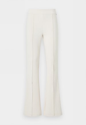 Witte hooggetailleerde broek met voorste naden en licht uitlopende pijpen, gepresenteerd op een effen lichte achtergrond.