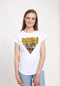 Biała koszulka z krótkim rękawem z kolorową grafiką "Double Trouble" przedstawiającą rysunkowe wiewiórki na niebieskim tle w kształcie trójkąta.