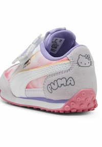 Bērnu sporta apavi ir ar rozā un purpura ombre dizainu, sintētisko augšdaļu, Velcro siksniņu, zamšādas akcentiem un Hello Kitty logo uz papēža.