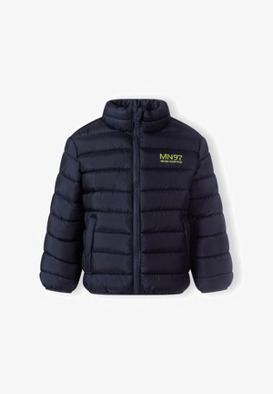 Granatowa kurtka puchowa z wysokim kołnierzem, zamek błyskawiczny i poziome przeszycia. Posiada zielone logo na górnej lewej piersi.