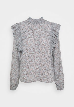 Blouse à imprimé floral avec des manches longues, des épaules volantes, un col montant haut et un tissu texturé dans des tons de bleu et de marron.