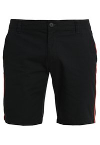 Černé šortky vyrobené z bavlny s hladkou texturou, s červenými bočními pruhy, zapínáním na knoflík a klasickým designem kapes.