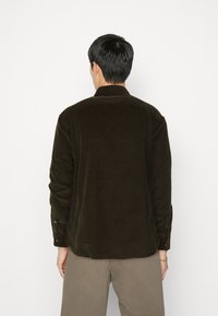 Selected Homme SLHREGOWEN SHIRT - Marškiniai - forest night