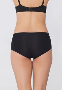 Schwarzer Bikiniunterteil mit glatter Textur, mittlerer Bundhöhe und ohne sichtbare Verzierungen oder Muster, geeignet für Bademode.
