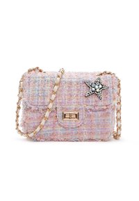 Bolso de tweed en colores pastel con una superficie texturizada, cadena de oro y un acento en forma de estrella en la solapa.