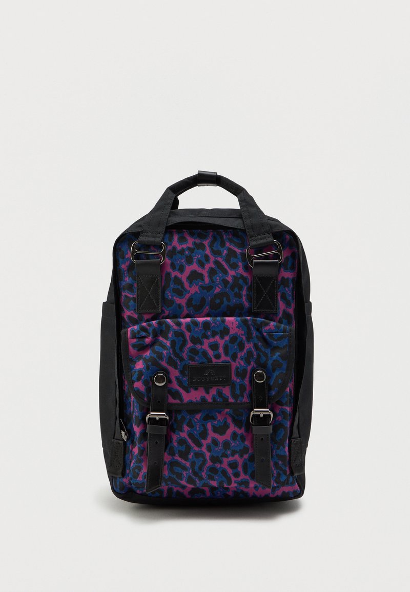 Zaino con profili neri e un design a stampa leopardata viola e blu. Presenta due cinturini con fibbia sul davanti e un manico superiore per il trasporto.