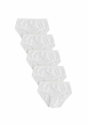 Fünf weiße Baumwollslips, in einer versetzten vertikalen Reihe auf schlichtem weißen Hintergrund angeordnet.