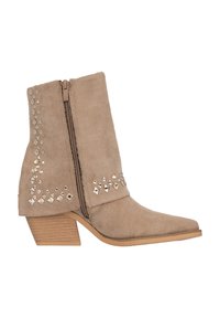 Botas de tobillo de ante topo con punta afilada, cremallera lateral y strass decorativos en el lado exterior. Tacón cuadrado y suela texturizada.