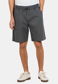 Graue Baumwollshorts mit elastischem Bund, Kordelzug und Seitentaschen. Glatte Textur und gerader Schnitt am Saum.