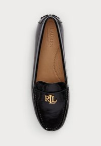 Čierne lakované kožené mokasíny s okrúhlou špičkou, zlaté logo RL na priehlavku a polstrovaná stielka s perforovaným detailom.