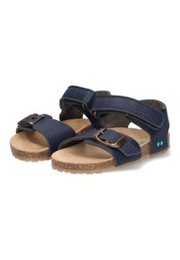 Marineblauwe sandalen met een gestructureerde leren bovenkant, verstelbare banden en een metalen gesp. Kurken voetbed met een rubberen loopzool en kleurrijke accenten.