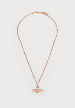 Rosaguldhalsband med en fin kedja och en ovalt hänge med intrikata detaljer och en dekorativ mittpunkt.