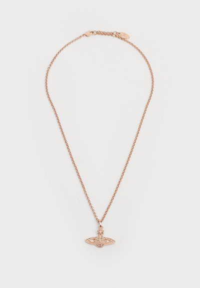 Collier en or rose avec une fine chaîne et un pendentif ovale présentant des détails complexes et un élément central décoratif.