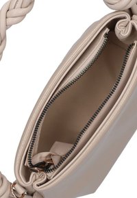 Beige handtas met een gevlochten handvat, ritssluiting en een soepele textuur. Het interieur toont twee compartimenten en een stoffen accent.