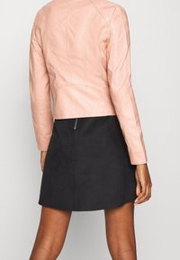 Vero Moda Bunda z umělé kůže - light pink