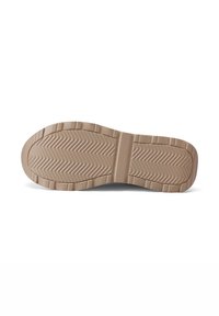 Semelle de sneaker en matériau en caoutchouc beige texturé avec un motif en chevron et un motif défini pour une adhérence optimale.