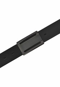 Zwarte leren riem met een slanke, matte zwarte metalen gesp in rechthoekige vorm en subtiele geborstelde textuur. Vier verstelgaten.