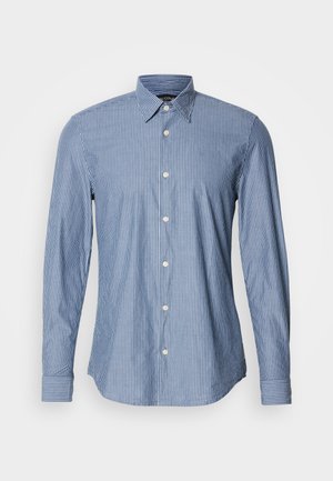 Heren overhemd met lange mouwen in blauw en wit met verticale strepen, voorzien van een kraag en knoopmanchetten, weergegeven op een witte achtergrond.