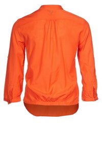 Chemise orange à manches longues avec un ourlet arrondi, un dos froncé et des poignets boutonnés. Fabriquée en tissu léger avec une texture lisse.