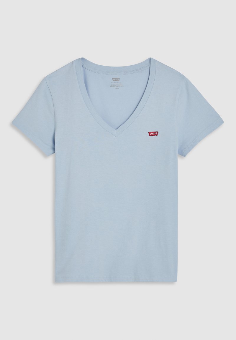Camiseta de algodón azul claro con cuello en V, mangas cortas y un pequeño logo rojo de Levi's en el lado izquierdo del pecho. Textura suave, diseño casual.