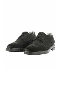 Scarpe da uomo in suede nere con design a wingtip, caratterizzate da perforazioni decorative, punta arrotondata e suola in gomma piatta.
