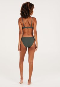 Costume da bagno di colore verde oliva composto da un tessuto testurizzato, spalline regolabili e un classico slip a vita alta per una vestibilità comoda.