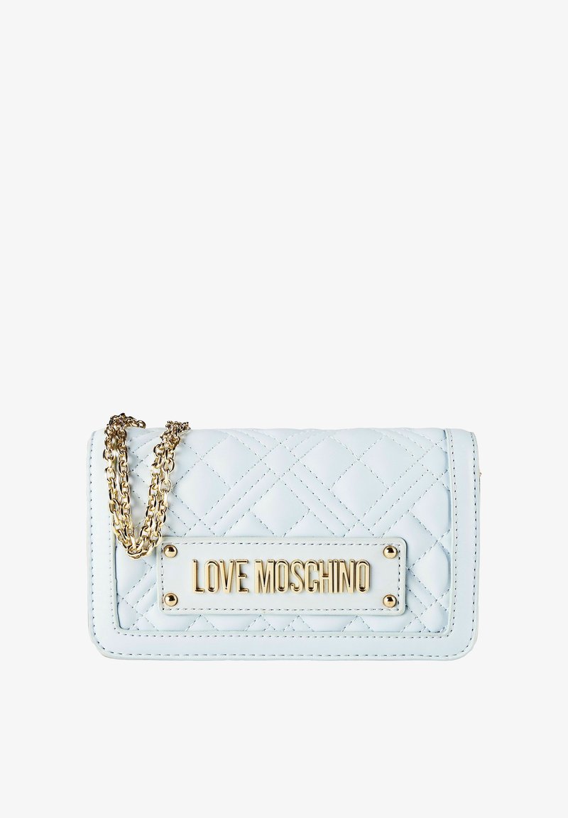 Sac Love Moschino blanc matelassé avec bandoulière chaîne dorée et plaque logo dorée sur le rabat avant.