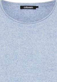 Hellblaues Strickpullover mit Rundhalsausschnitt und geripptem Muster. Ein Etikett mit "olsen" ist am Ausschnitt sichtbar.