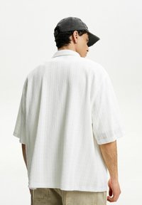 Bershka TEXTURED SHORT SLEEVE BOXY FIT - Košeľa - white