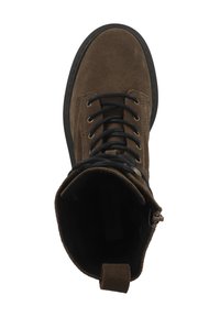 Bota de tobillo de ante marrón con cordones negros, punta redondeada y cremallera lateral. El interior cuenta con un forro suave y un exterior texturizado.