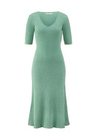 Rippenstrickkleid in Hellgrün mit V-Ausschnitt, kurzen Ärmeln und einem ausgestellten Saum, das strukturierten Stoff und kontrastierende Akzente an den Bündchen aufweist.