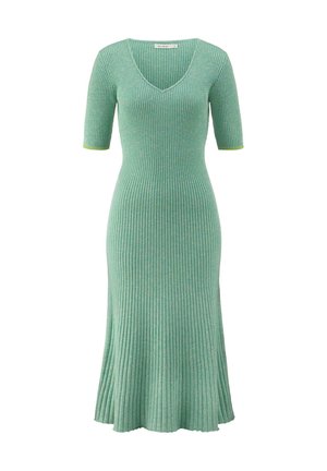 Rippenstrickkleid in Hellgrün mit V-Ausschnitt, kurzen Ärmeln und einem ausgestellten Saum, das strukturierten Stoff und kontrastierende Akzente an den Bündchen aufweist.