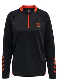 Camiseta deportiva negra de manga larga con cuello de cremallera hasta un cuarto, color naranja en el cuello y detalles, con rayas en las mangas y el logotipo de la marca.