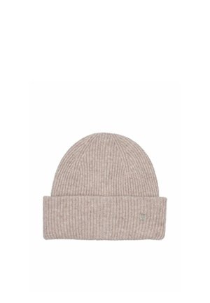 Jasnobeżowa prążkowana dziana czapka typu beanie z podwiniętym mankietem i małą metalową metką z logo z przodu mankietu.