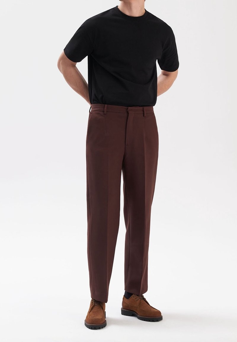 RYŁKO Chaussures à lacets - brown