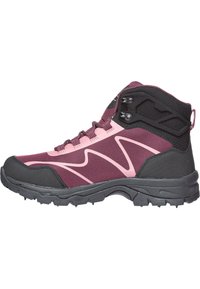 L'boot da trekking presenta una parte superiore color bordeaux con dettagli rosa, tacco e punta neri, suola in gomma testurizzata e asole per i lacci.