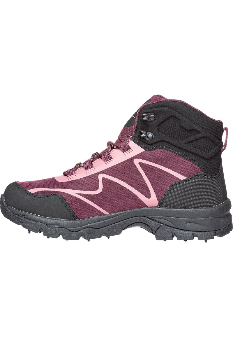 L'boot da trekking presenta una parte superiore color bordeaux con dettagli rosa, tacco e punta neri, suola in gomma testurizzata e asole per i lacci.