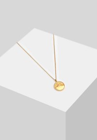 Guldsmykke med en fin kæde og en cirkulær vedhæng med et struktureret bjergdesign. Vedhænget har en poleret, reflekterende overflade.