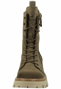 Stivale alla caviglia in suede marrone con lacci frontali, cerniera laterale e linguetta testurizzata. Presenta una suola in gomma beige e occhielli in metallo.