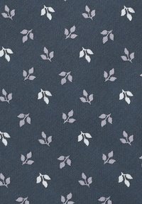 Ciemnoniebieska tkanina o teksturowanym splocie, z rozproszonymi haftowanymi liśćmi w białym i jasnofioletowym kolorze. Wzór jest delikatny i powtarzalny.