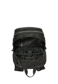 Černý látkový batoh s maskáčovým vzorem. Má dvojité zipy, polstrovaný interiér a bezpečnostní popruh pro uchycení notebooku nebo tabletu.