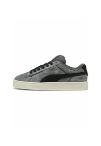 Sneakers in suede grigio con accenti neri, design con lacci e suola in gomma texture. Presentano il logo Puma sul lato.