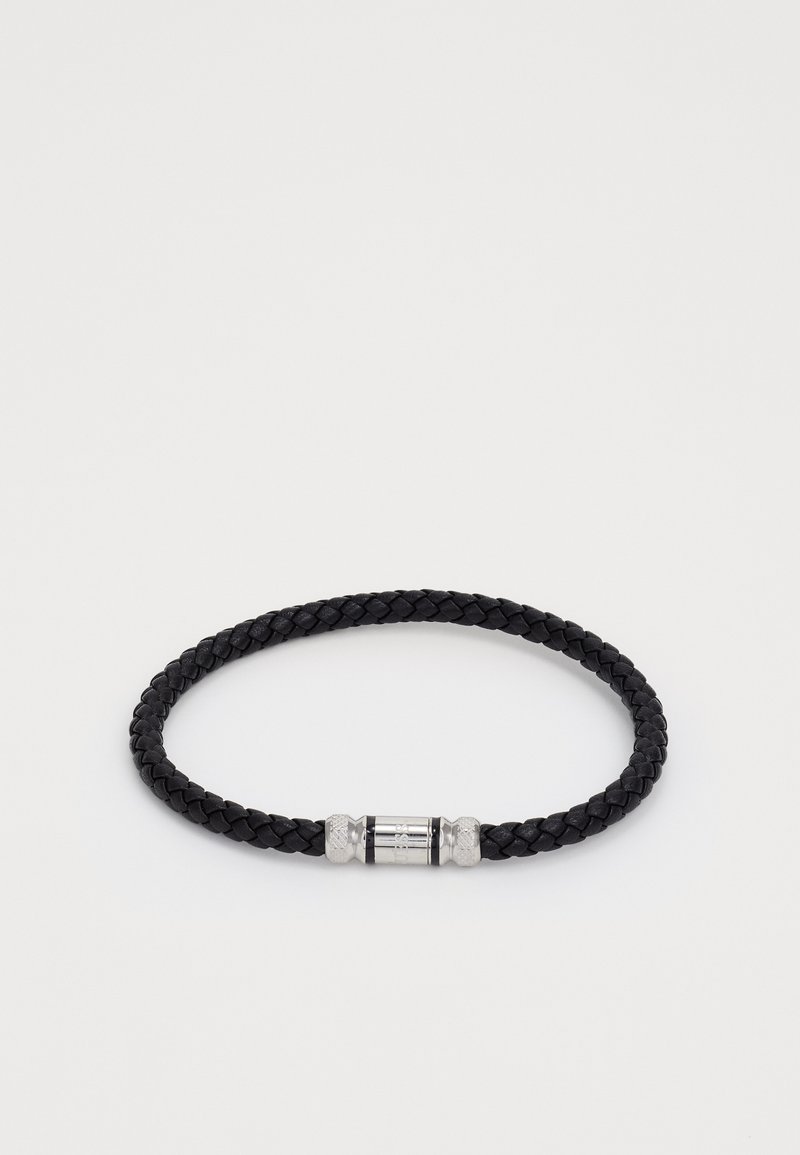 Bracelet en cuir tressé noir avec un fermoir en métal présentant des détails gravés et un accent en argent poli.