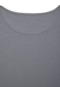 Sivi rebrasti materijal s izrezom u obliku srca. Materijal ima suptilni sjaj i finu teksturu, stvarajući glatk izgled koji se lijepo prilagođava tijelu.