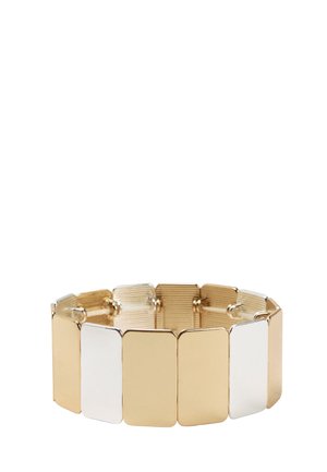Elastyczna bransoletka z metalu w kolorze złotym i srebrnym, z naprzemiennie ułożonymi prostokątnymi, gładkimi panelami połączonymi w ciągły pas.