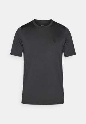 Herre kortærmet t-shirt i mørkegrå, lavet af glat stof. Har en rund halsudskæring og et lille logo på brystet.