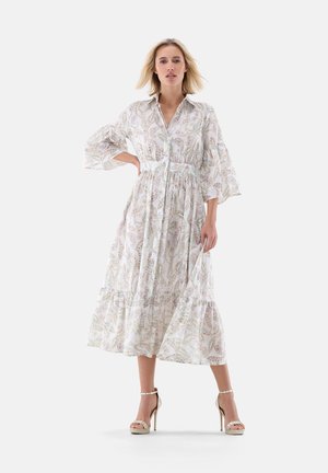 Maxikleid aus leichtem Stoff mit Paisley-Muster. Verfügt über einen Kragen, eine taillierte Taille und ausgestellte Ärmel. Farbe: Weiß mit pastellfarbenen Akzenten.
